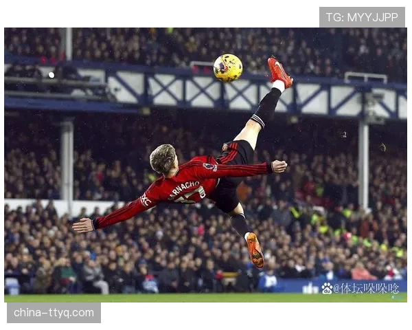 特写：伤愈复出在即，曼联中场梅努在卡灵顿基地的加练日常