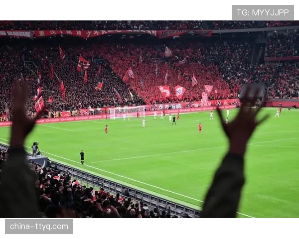 现场:德比战球迷冲突致比赛中断10分钟,警方介入维持秩序